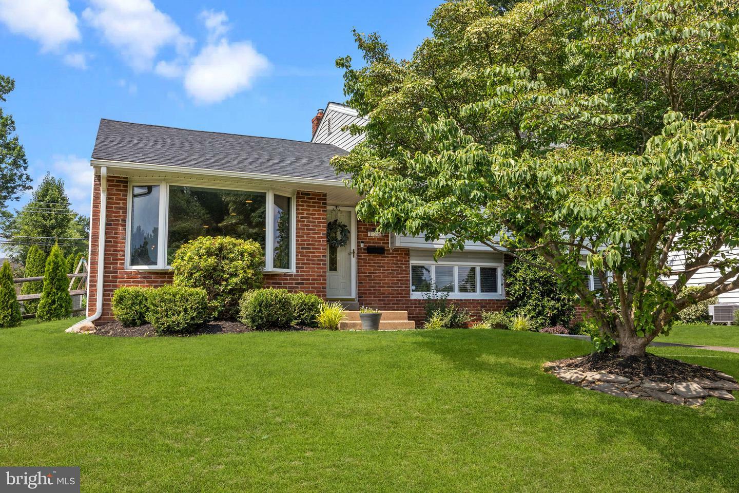 Property Photo: 128 Hedgerow Drive PA 19067
