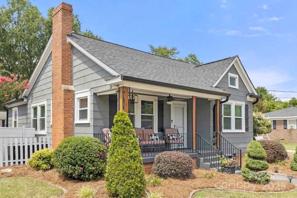 Property Photo: 305 E Marion Street SC 29067