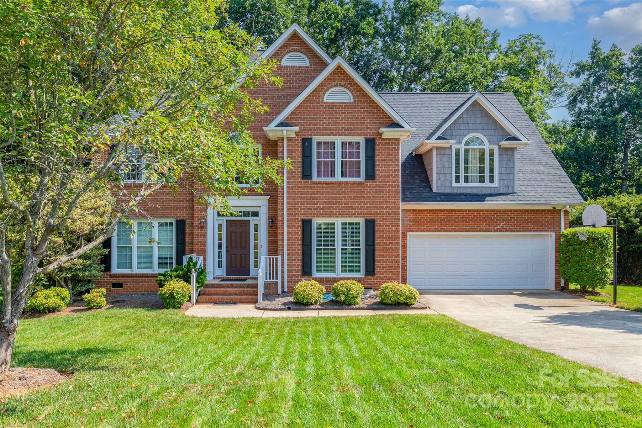 Property Photo: 1630 Village Court NC 28054