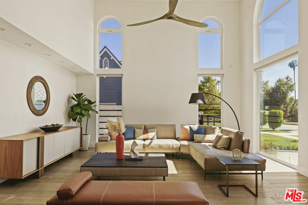 Property Photo: 330 N Lucerne Blvd CA 90004