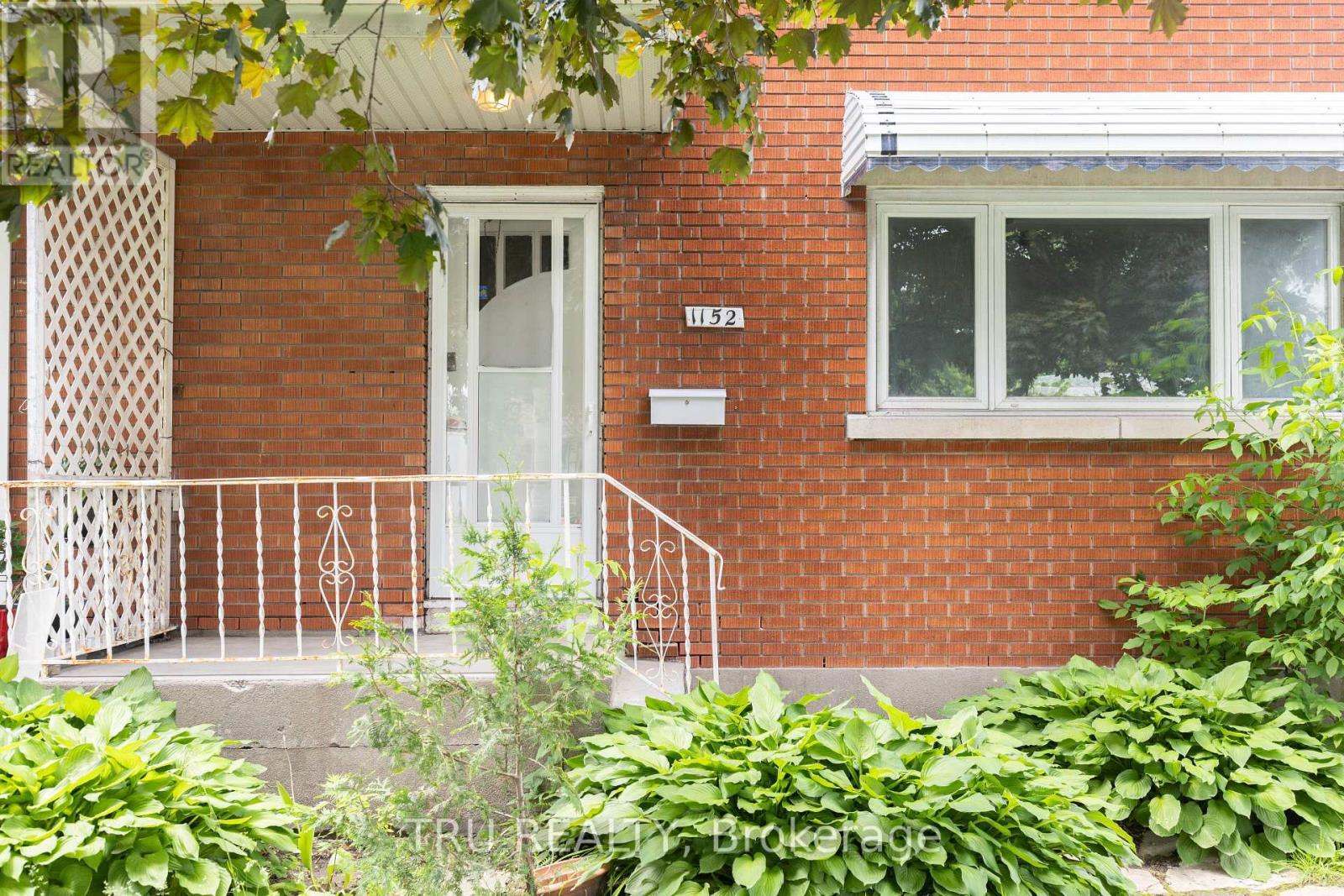 Property Photo: 1152 Woodroffe Avenue ON K2C 2T1