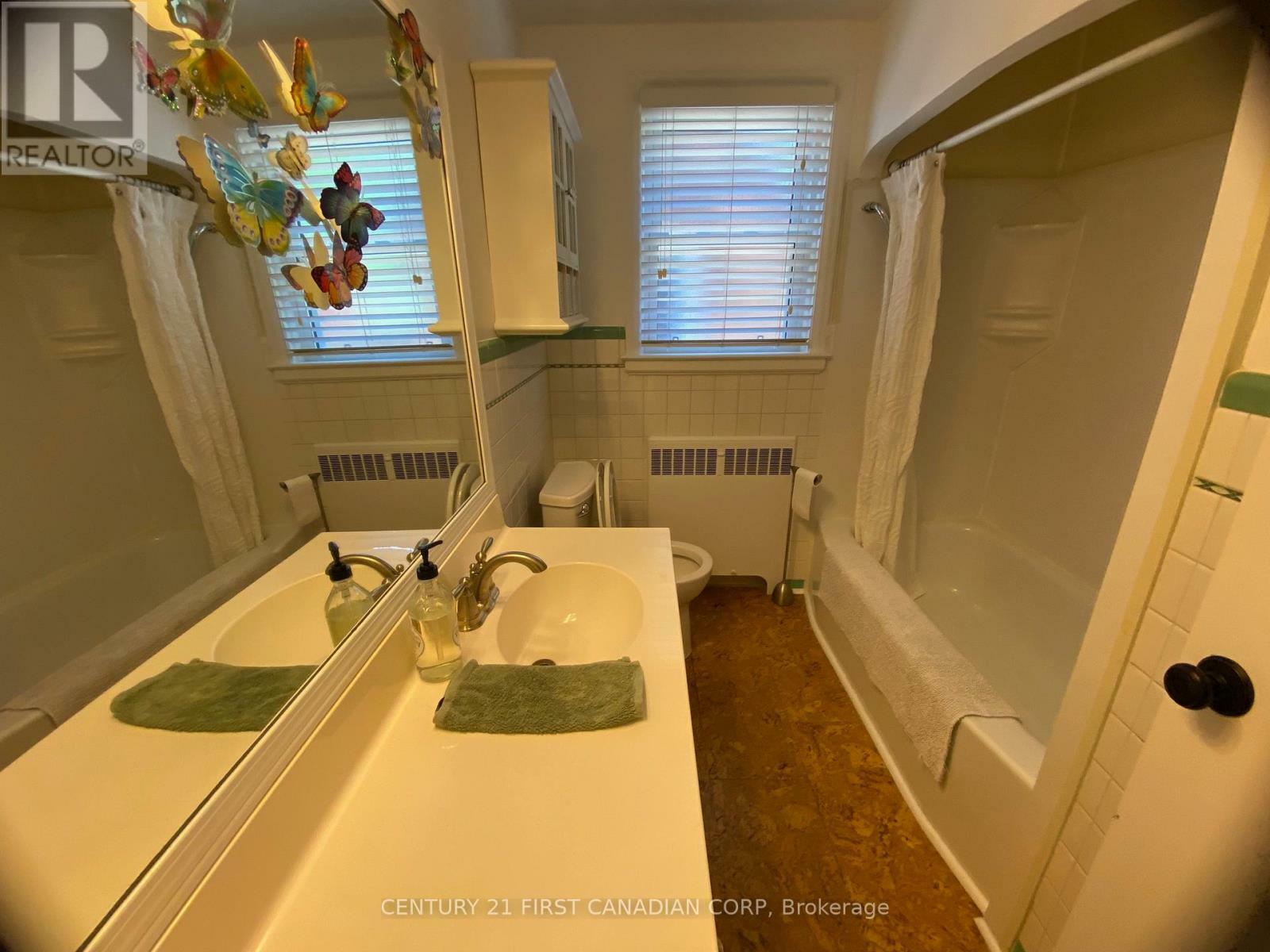 Photo de la propriété: 572 Cheapside Street ON N5Y 3X6