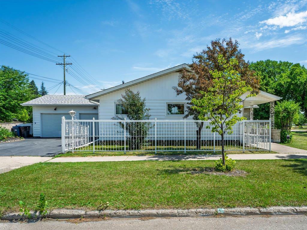 Property Photo: 115 Buttercup Avenue MB R2V 2S6