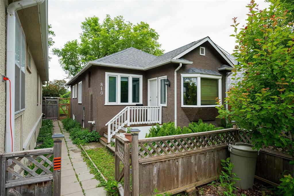Property Photo: 810 Jubilee Avenue MB R3L 1P9