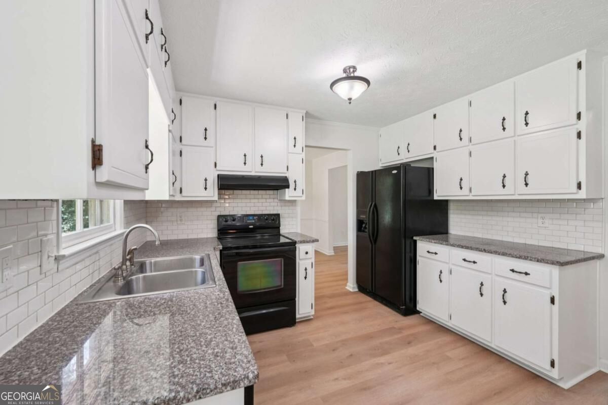 Property Photo: 125 Summit Court GA 30214