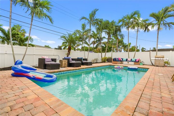 Property Photo: 261 SE 8th St FL 33060