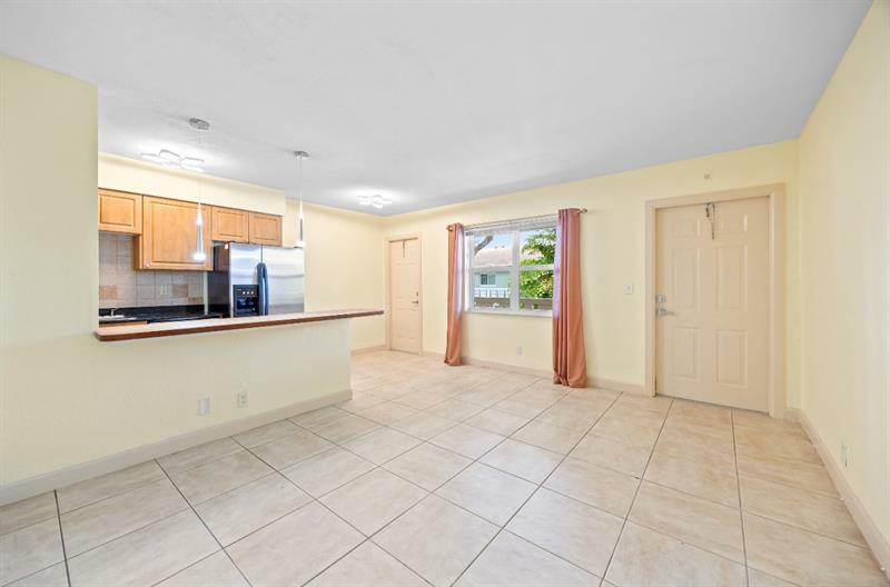 Property Photo: 2607 NE 8th Ave 24 FL 33334