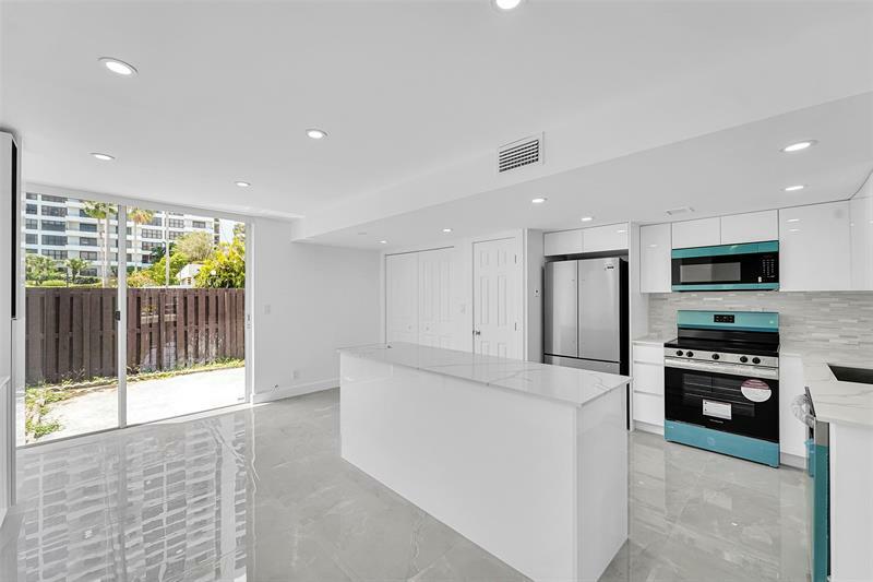 Property Photo: 2318 NE 7th St 34 FL 33009