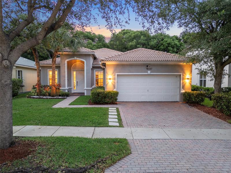 Property Photo: 19397 Stonebrook St FL 33332