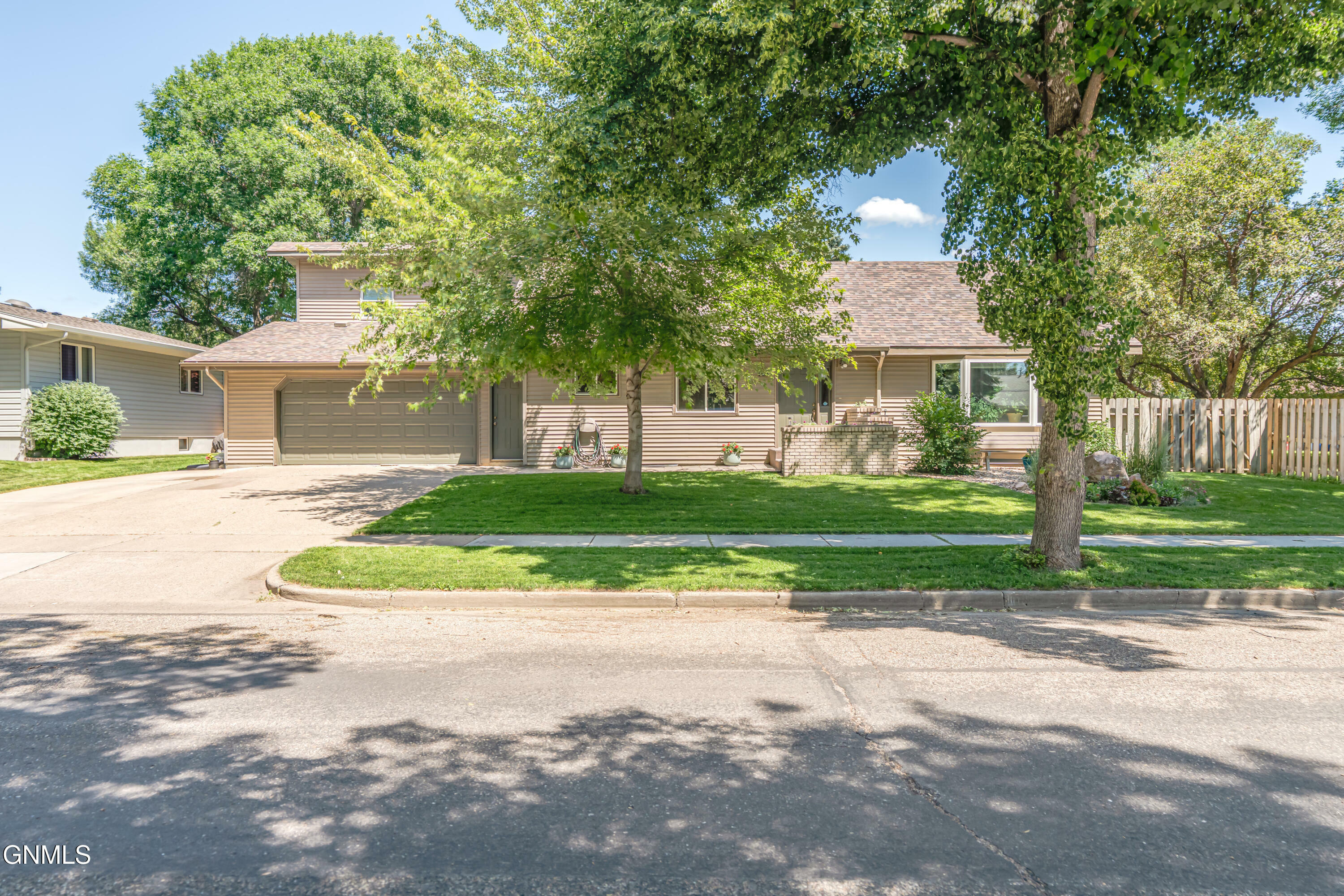 Property Photo:  1317 Pocatello Drive  ND 58504 