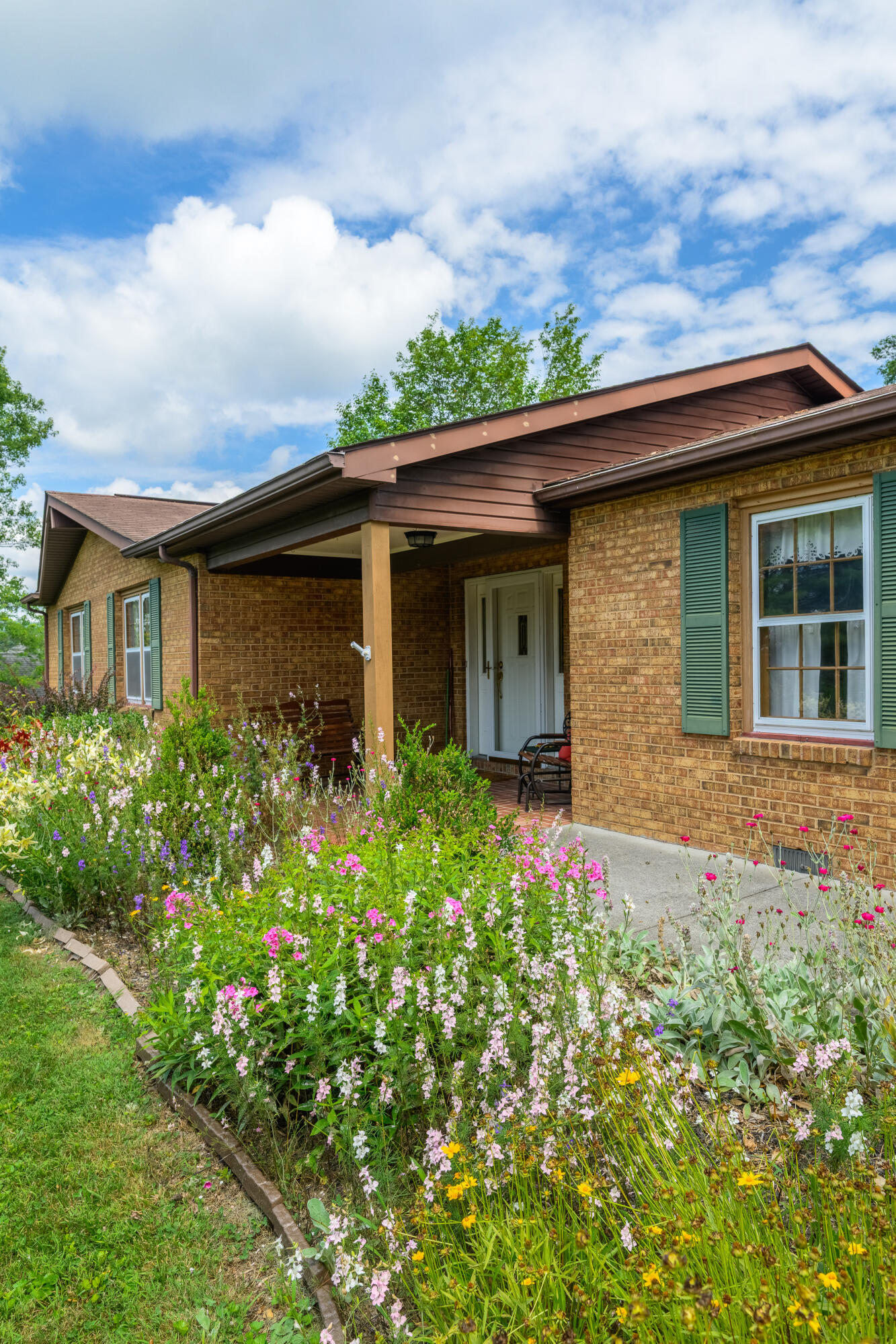 Property Photo: 420 Cloverfield Ln WV 24901