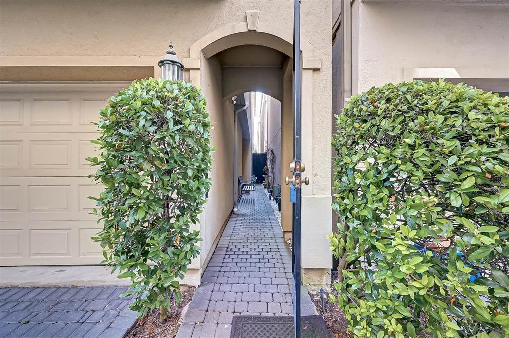 Property Photo:  109 Dennis Street  TX 77006 
