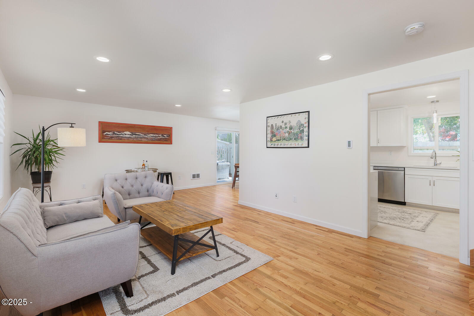 Property Photo: 728 NE Benton Street OR 97365