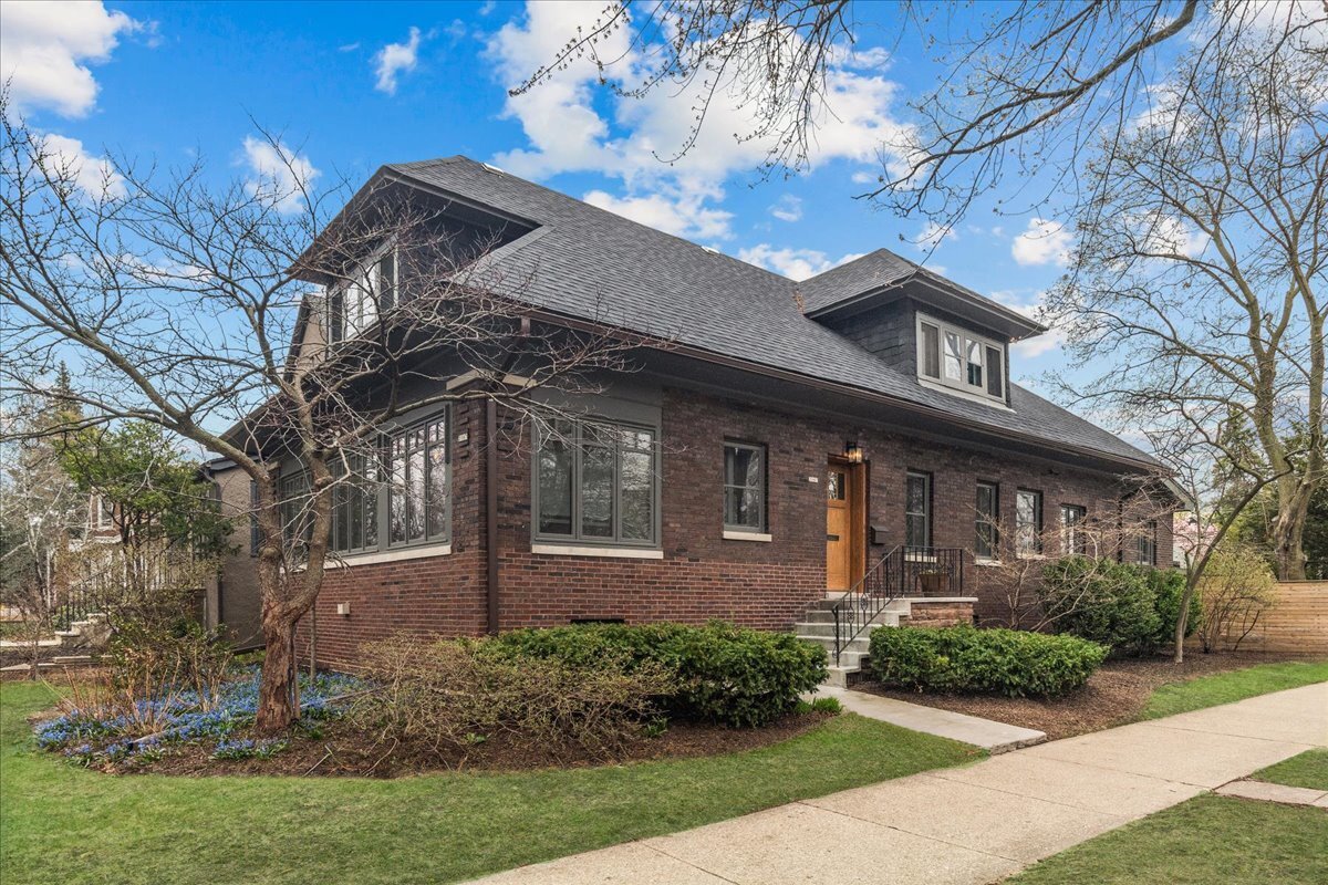 Property Photo: 2087 W Greenleaf Avenue IL 60645