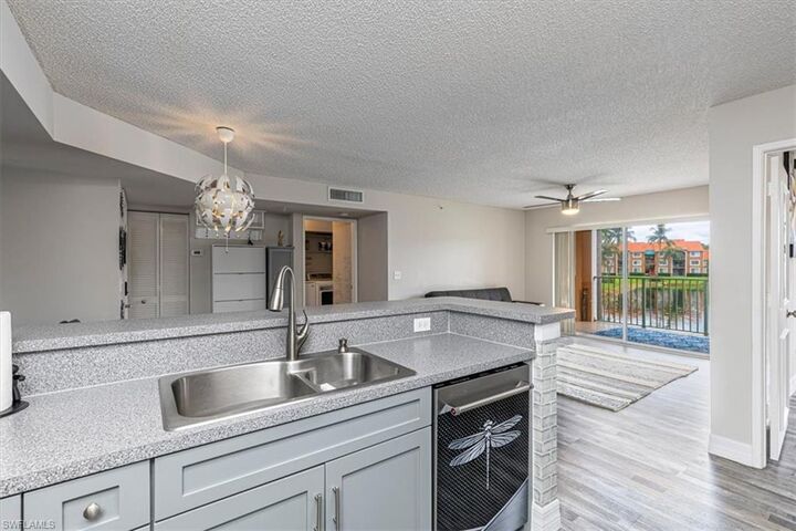 Property Photo:  1205 Wildwood Lakes Blvd 206  FL 34104 