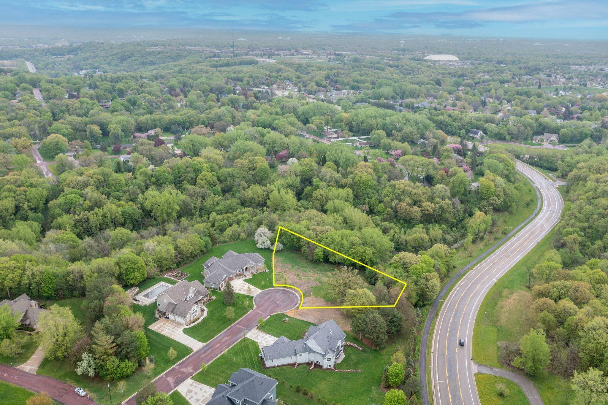 Property Photo: 1008 Applewood Court MN 56001