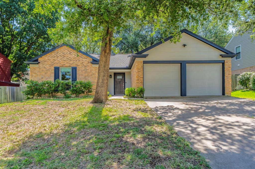 Property Photo: 4103 Twinhill Court TX 76016