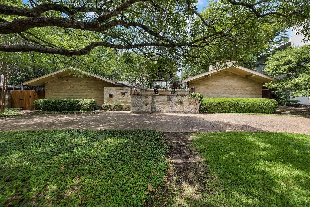 Property Photo: 3839 N Versailles Avenue TX 75209
