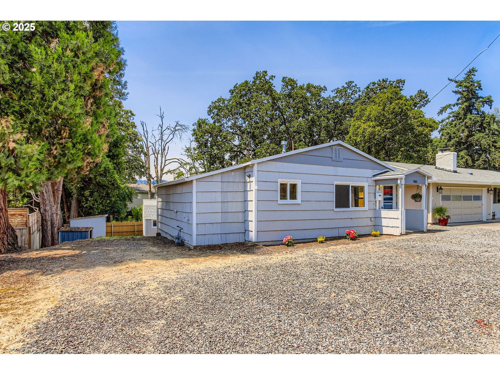 Property Photo: 980 Beatrice Ave OR 97027