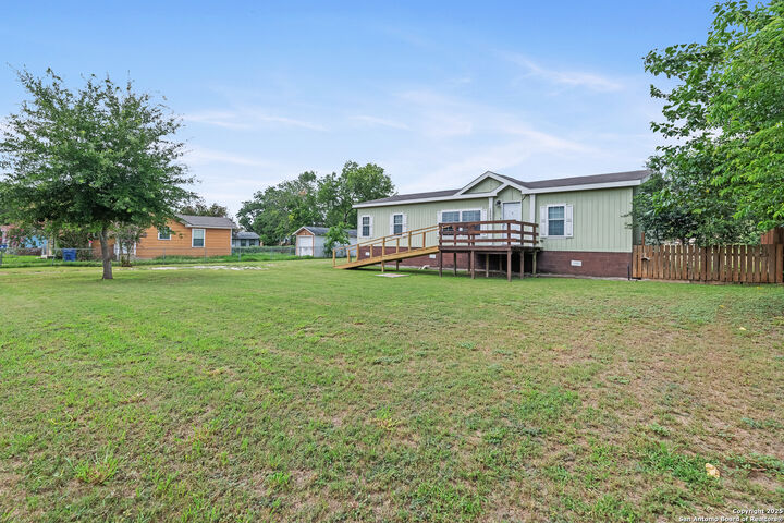 Property Photo: 1305 5th TX 78114