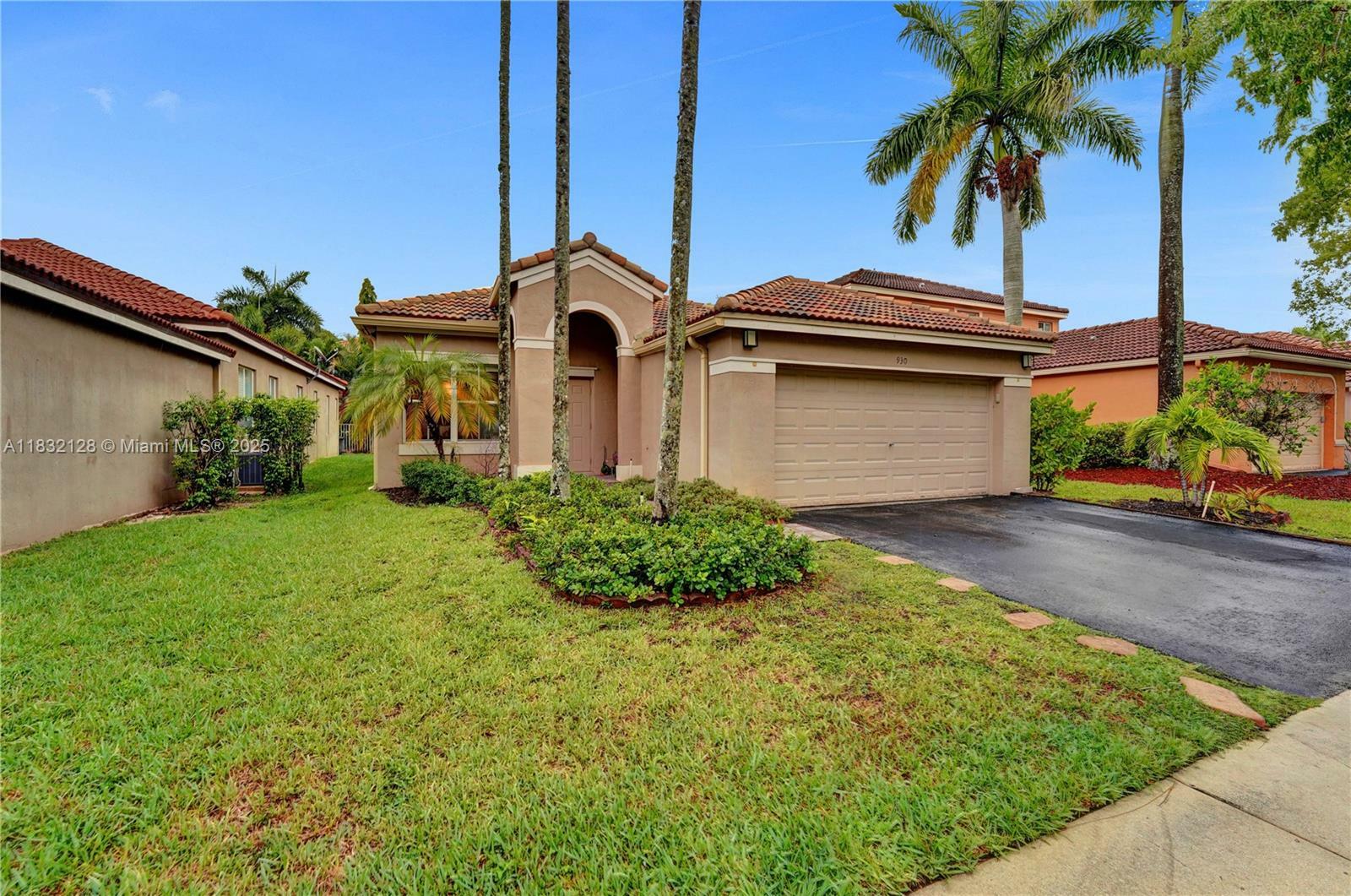 Property Photo: 930 W Bluewood Ter FL 33327