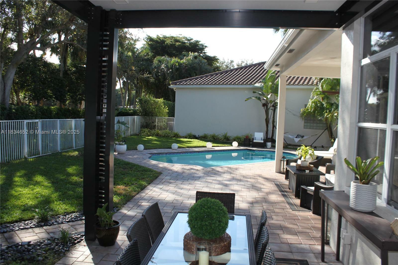 Property Photo: 2524 Bay Pointe Ct FL 33327