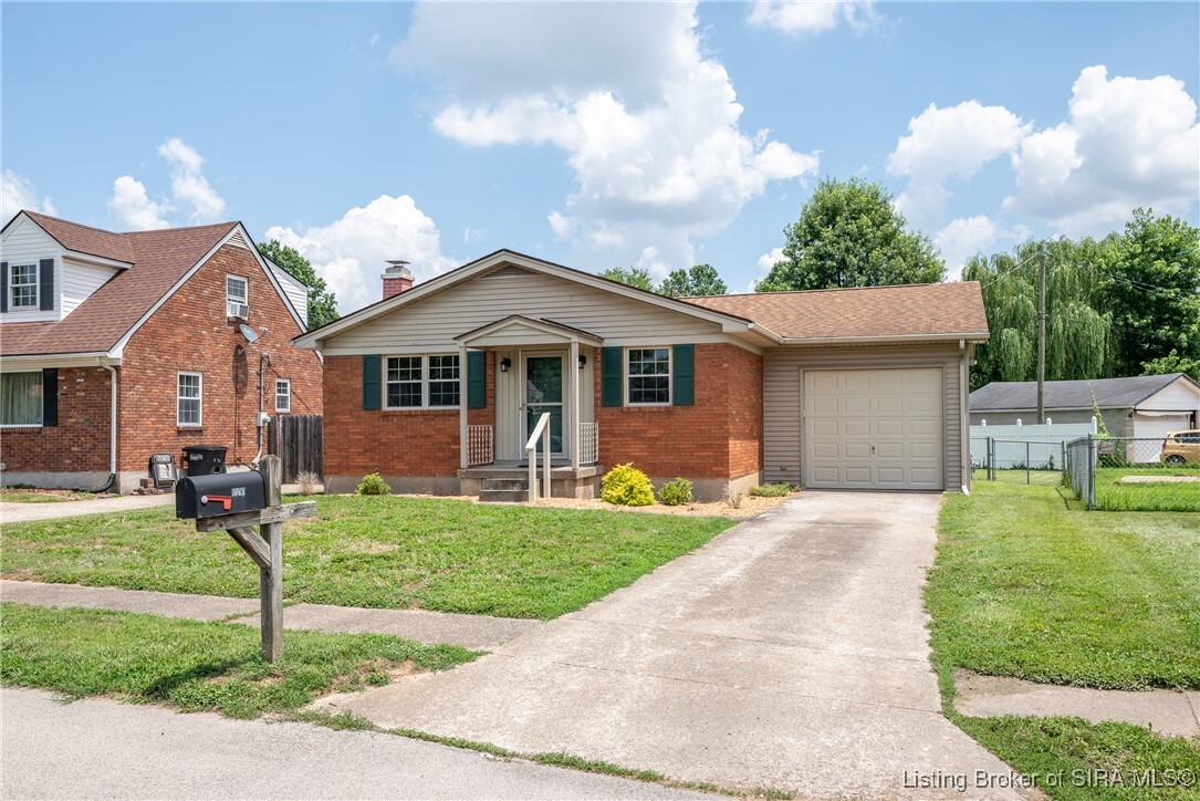 Property Photo: 1002 Mayfair Avenue IN 47129