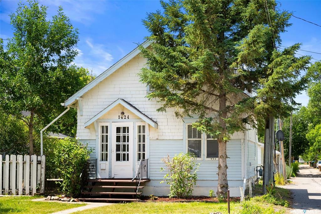 Property Photo: 1424 Royal Street SK S4T 5A3