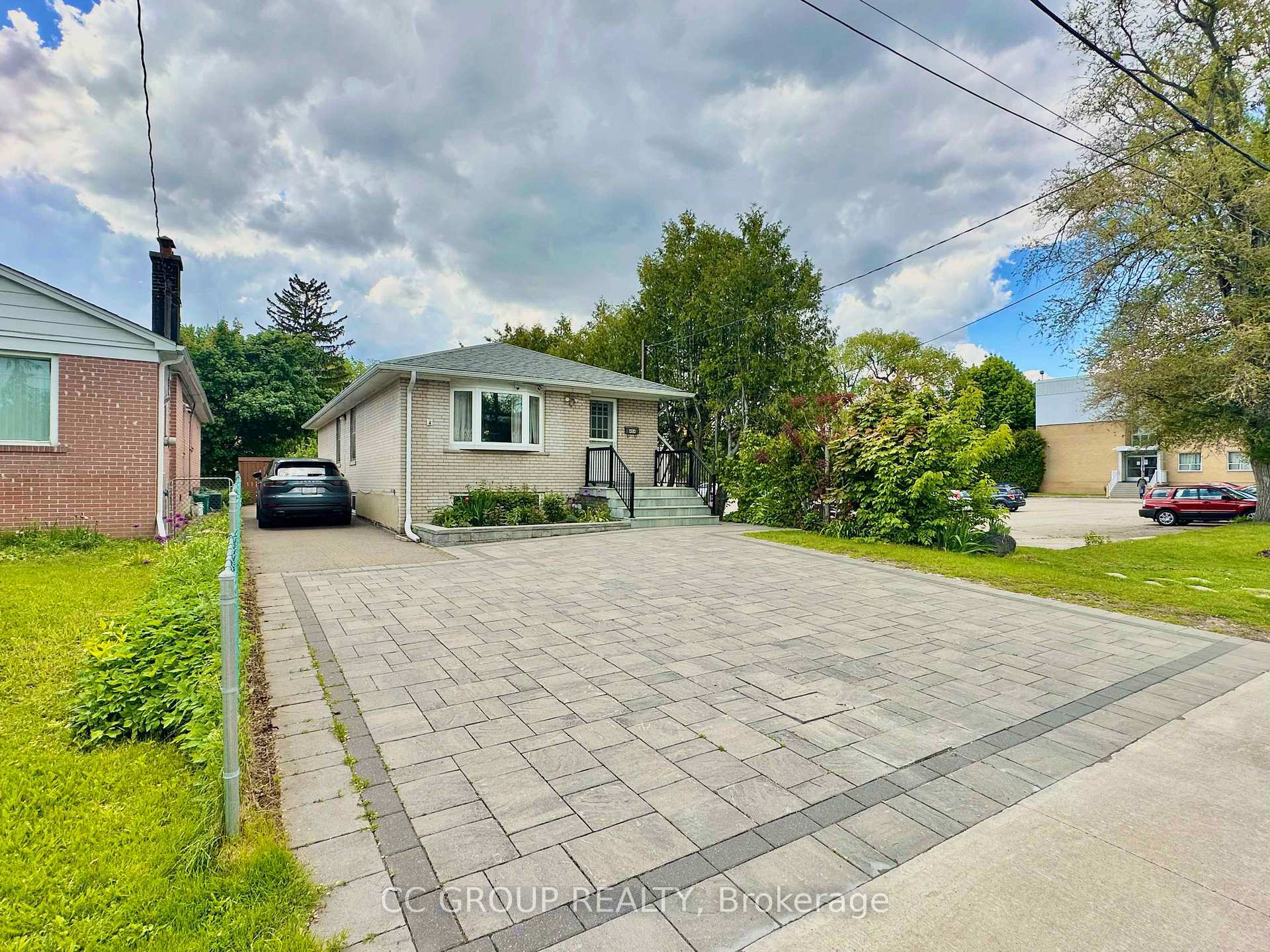 Photo de la propriété: 404 Willowdale Avenue ON M2N 5B1