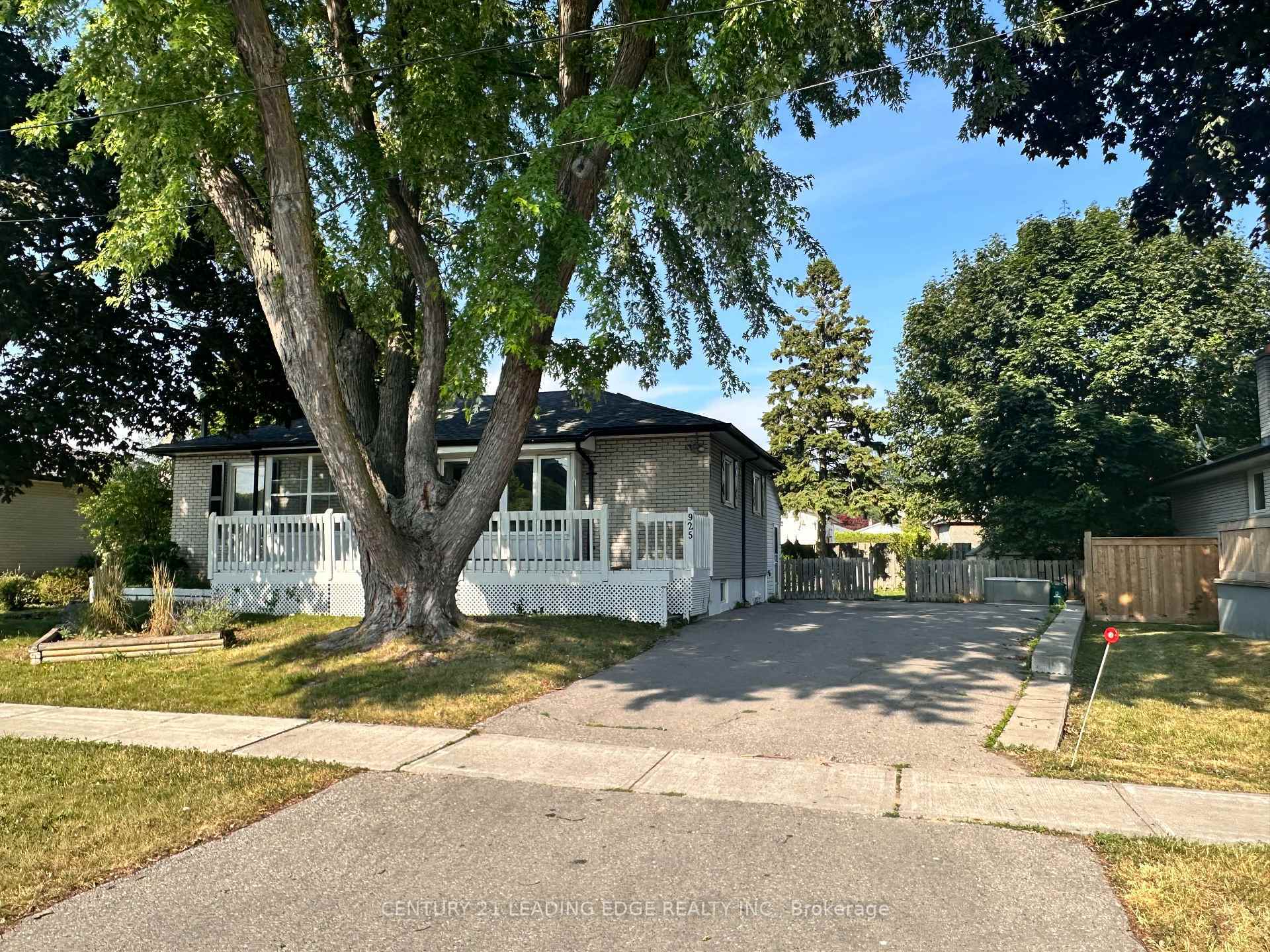 Property Photo: 925 Annes Street Main ON L1N 5K7