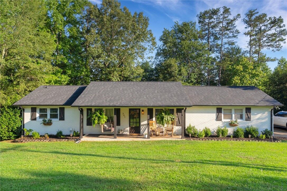 Property Photo:  301 Ridgecrest Drive  SC 29640 