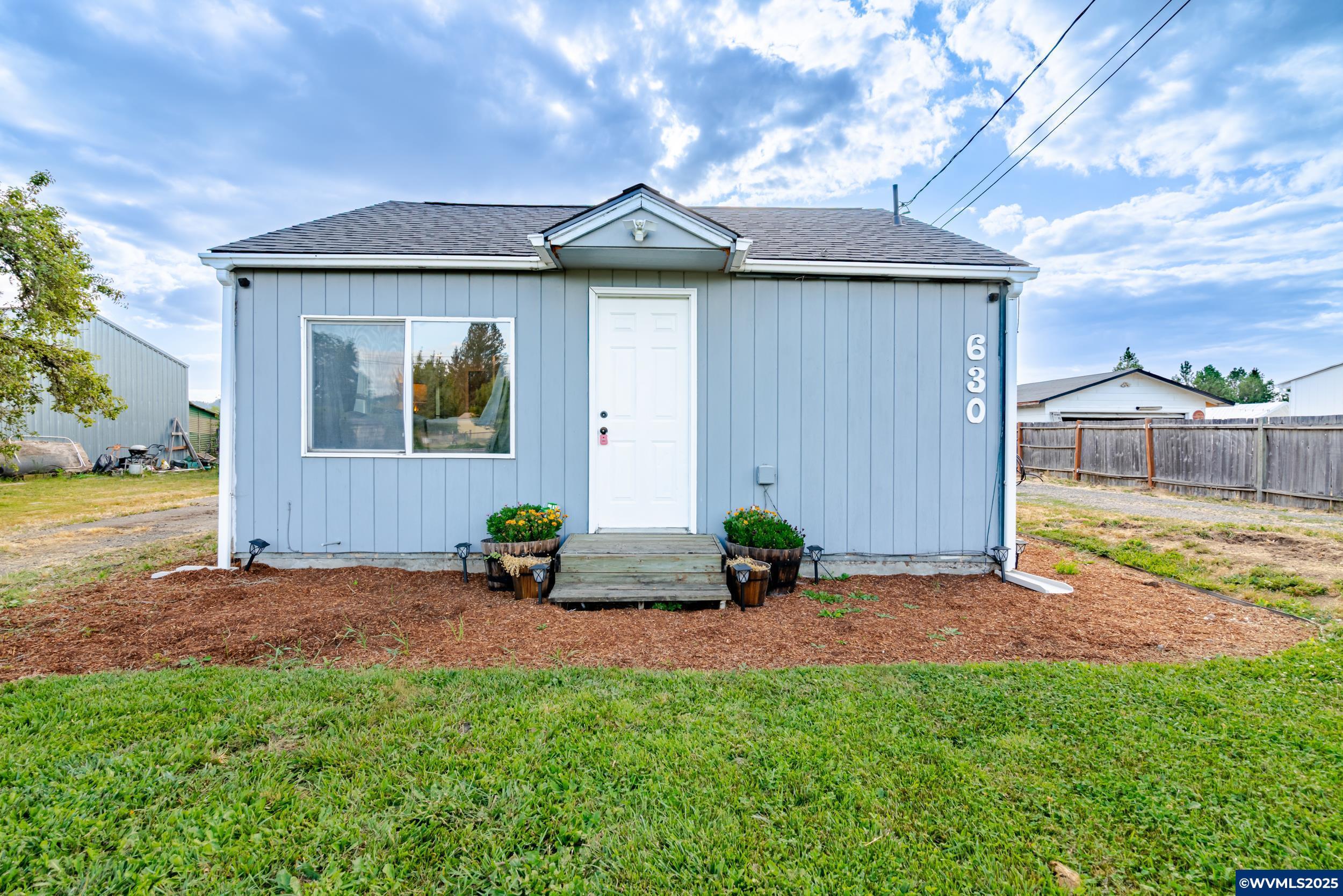 Property Photo: 630 Central Av OR 97355