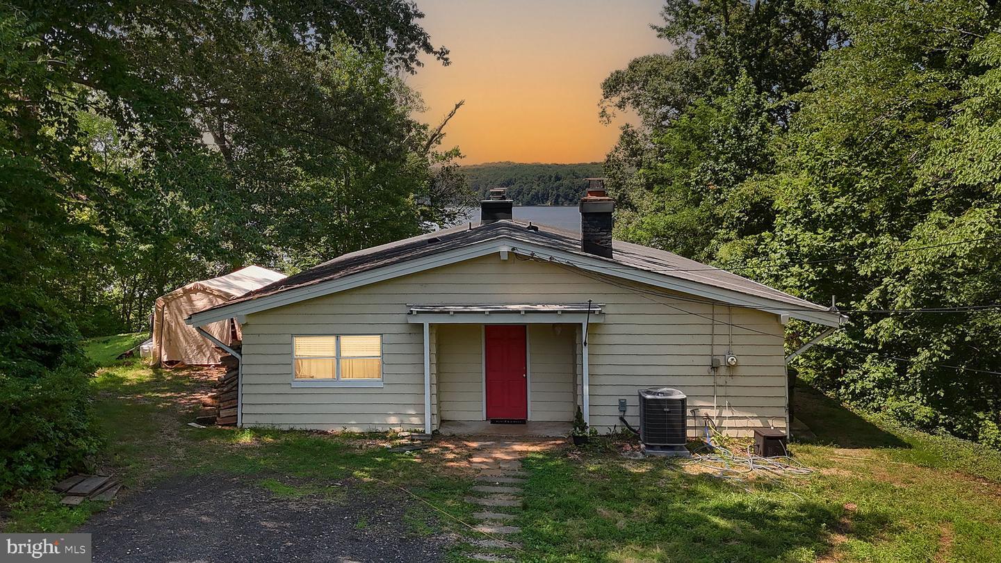 Property Photo: 5898 Cove Harbour Drive VA 22485