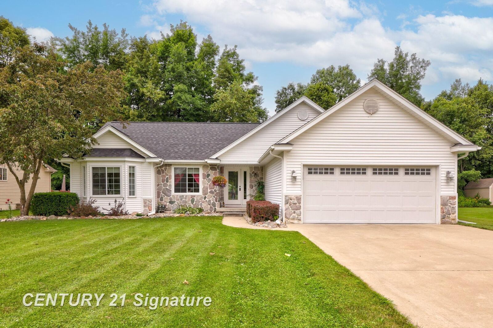Property Photo:  11315 Grand Oaks Drive  MI 48420 