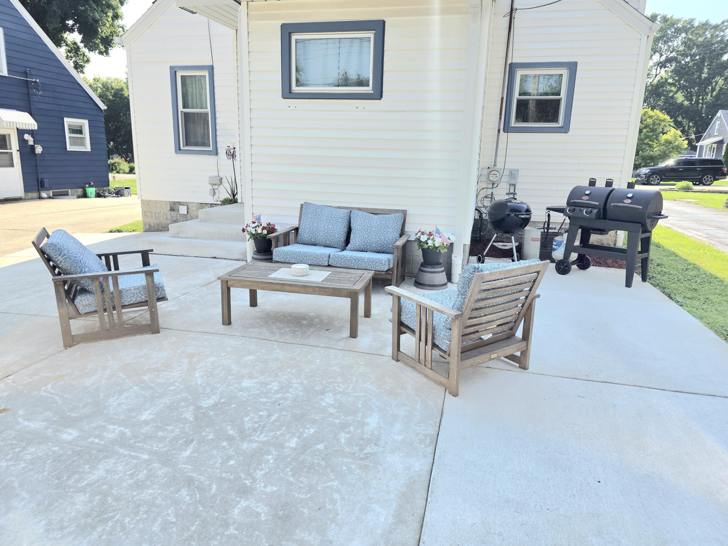 Property Photo: 1170 Lois Ave WI 53045