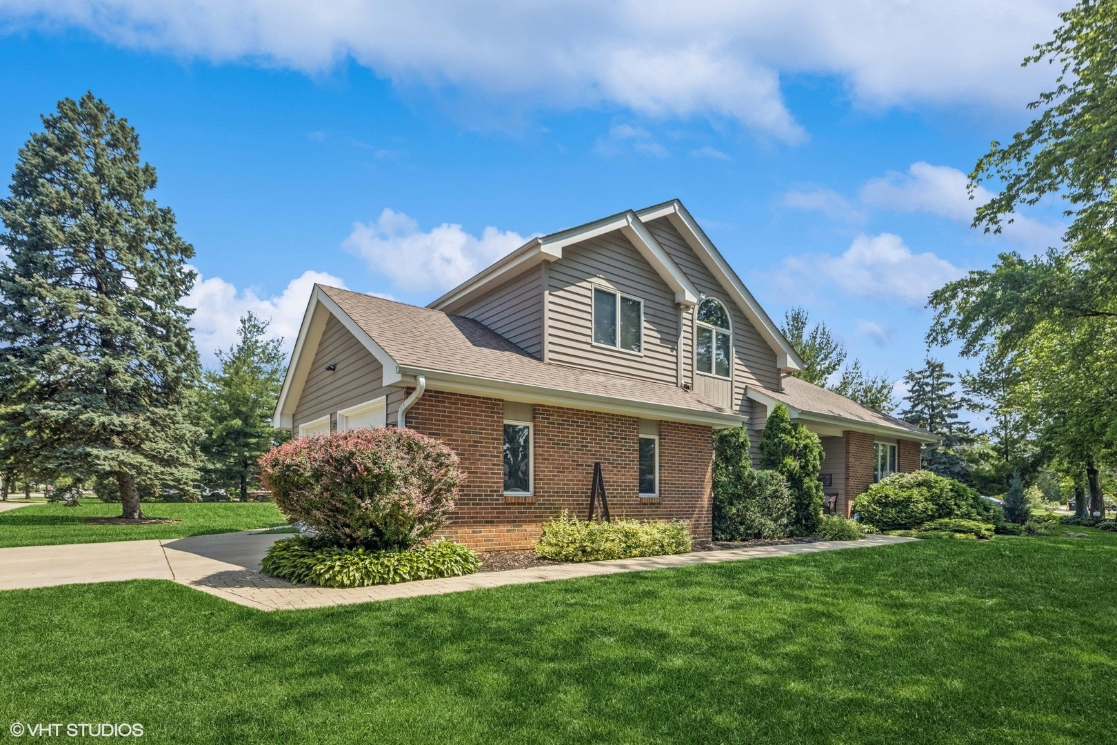 321 Blackhawk Drive  Westmont IL 60559 photo