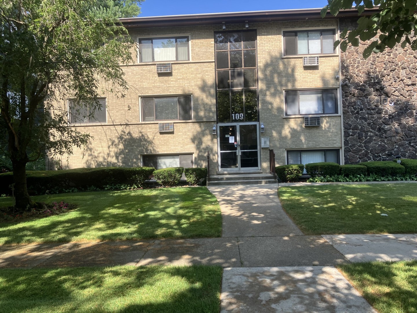 Property Photo:  109 S Elmwood Avenue 27  IL 60302 