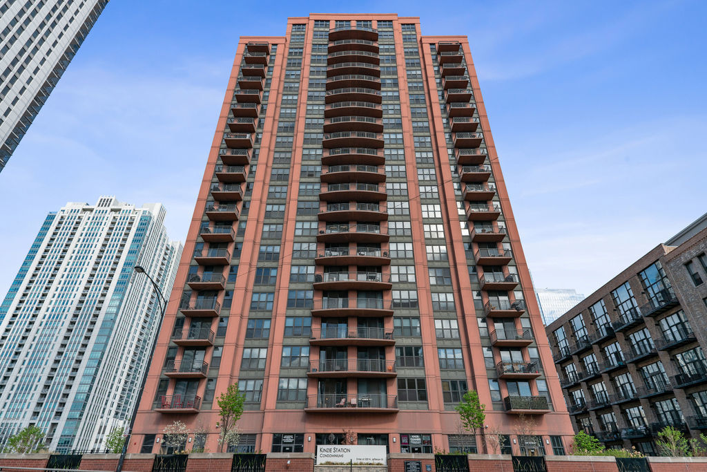 Property Photo:  330 N Jefferson Street 2102  IL 60661 