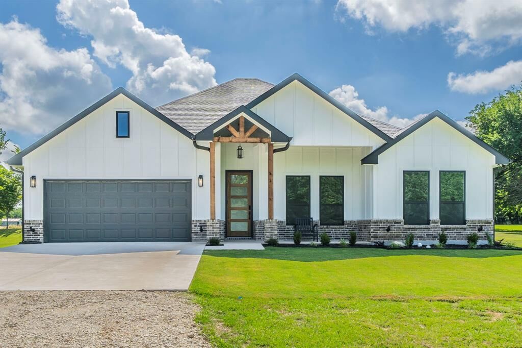 Property Photo: 501 S Main Street TX 75439