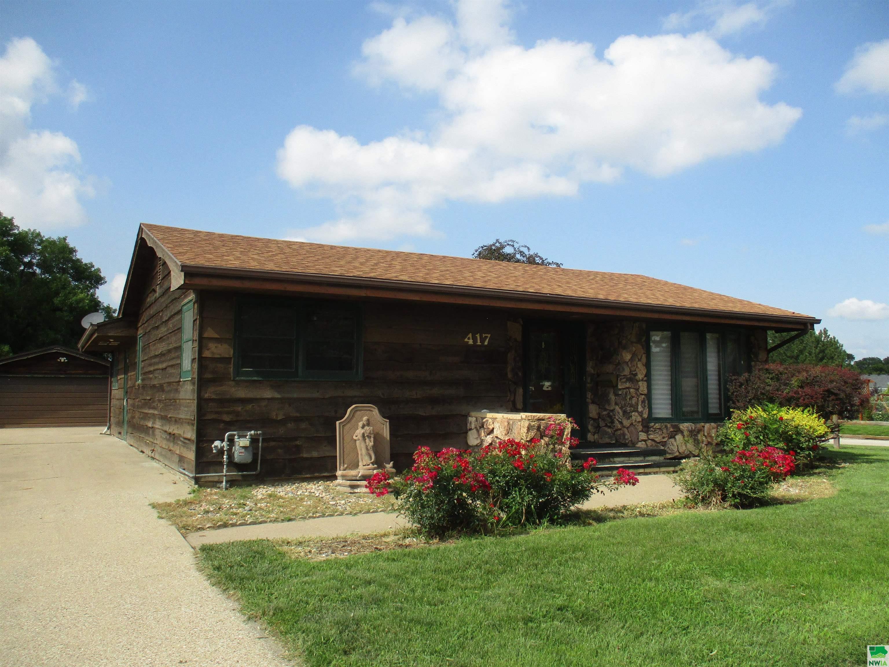 Property Photo: 417 E 18th Street NE 68776