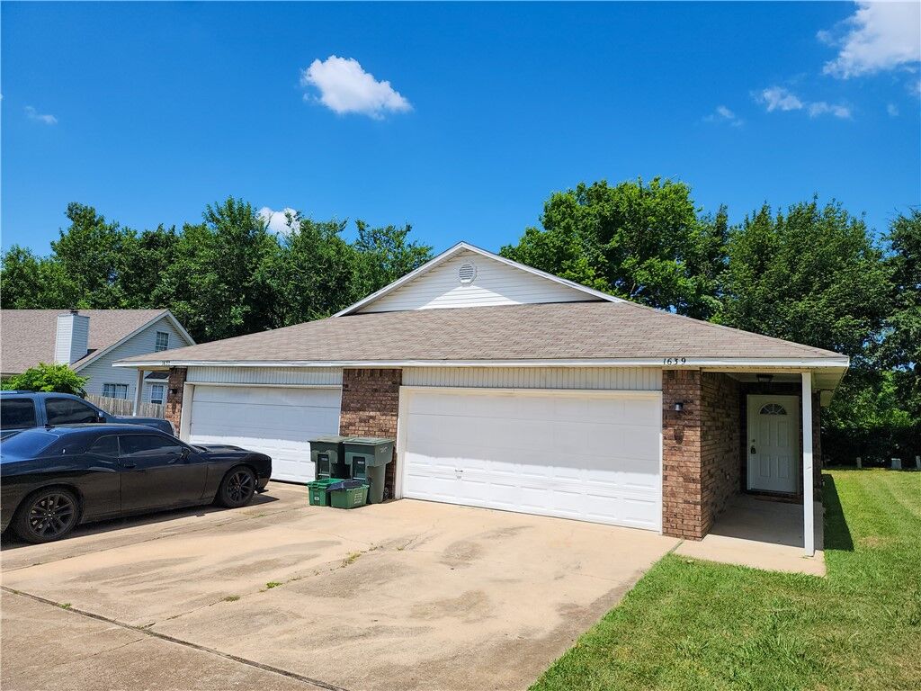 Property Photo: 1637 & 1639 N Saddlehorn Avenue AR 72703