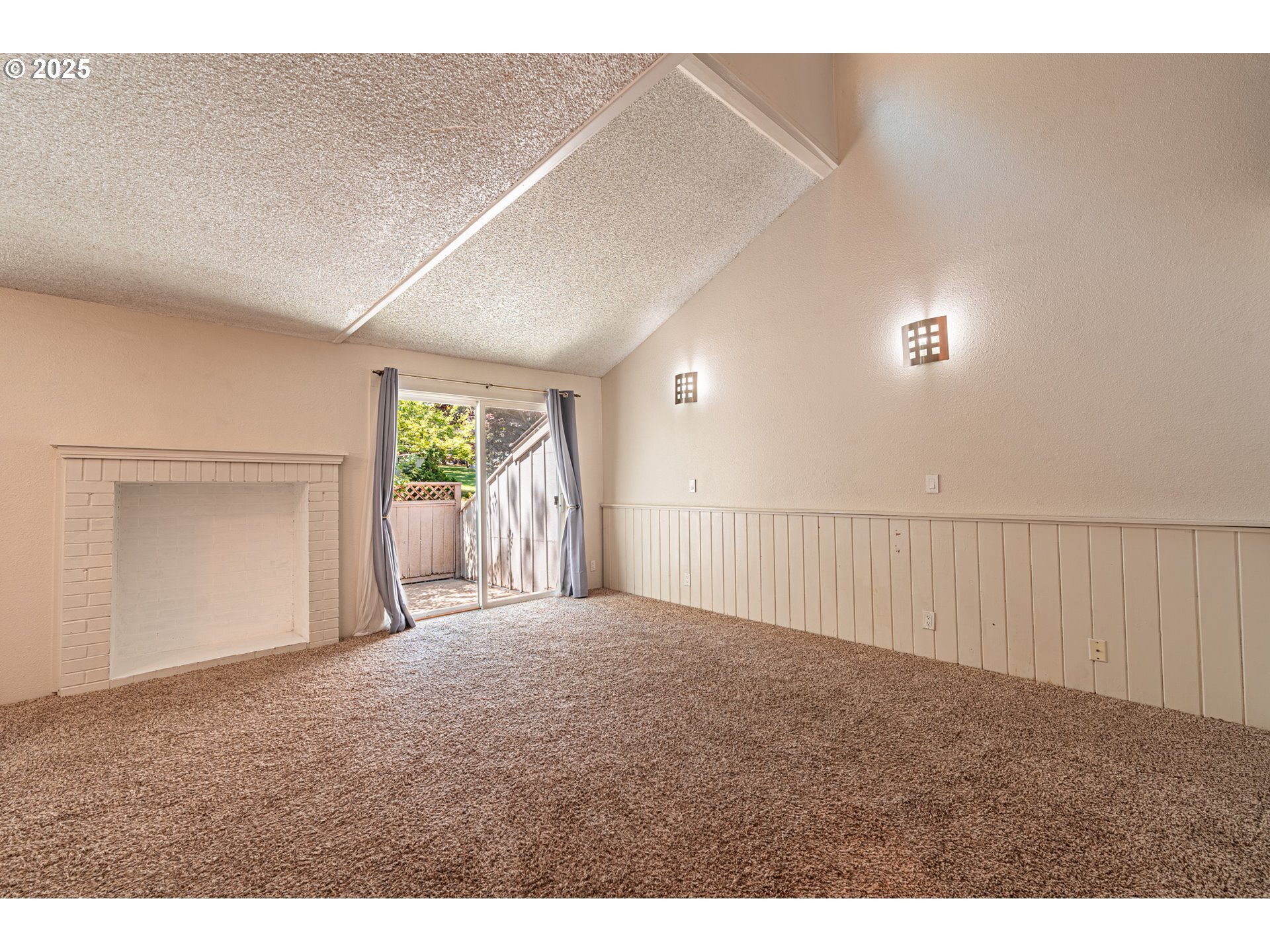 Property Photo: 2111 Hawkins Ln OR 97405
