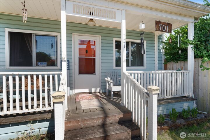Property Photo:  701  13th Street SE  WA 98372