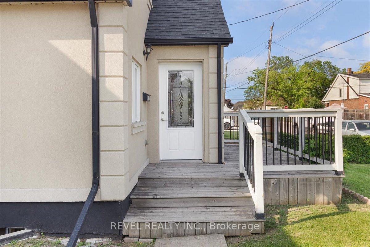 Property Photo: 233 Normanhurst Avenue ON L8H 5N1