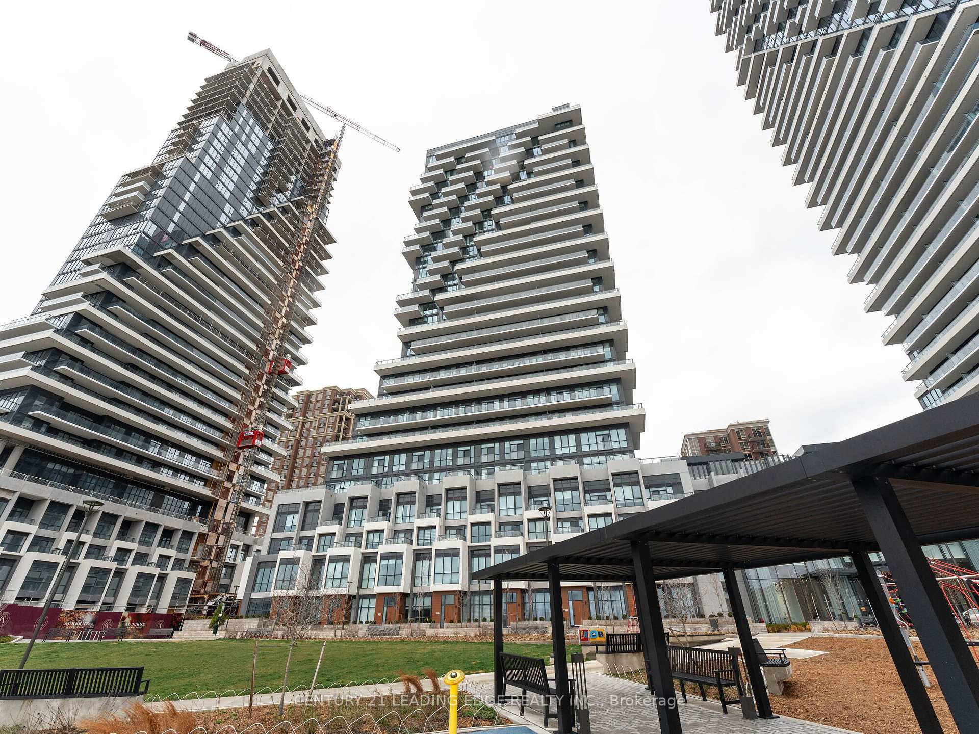 Property Photo: 20 Inn On The Park Drive E 1439 ON M3C 0P8