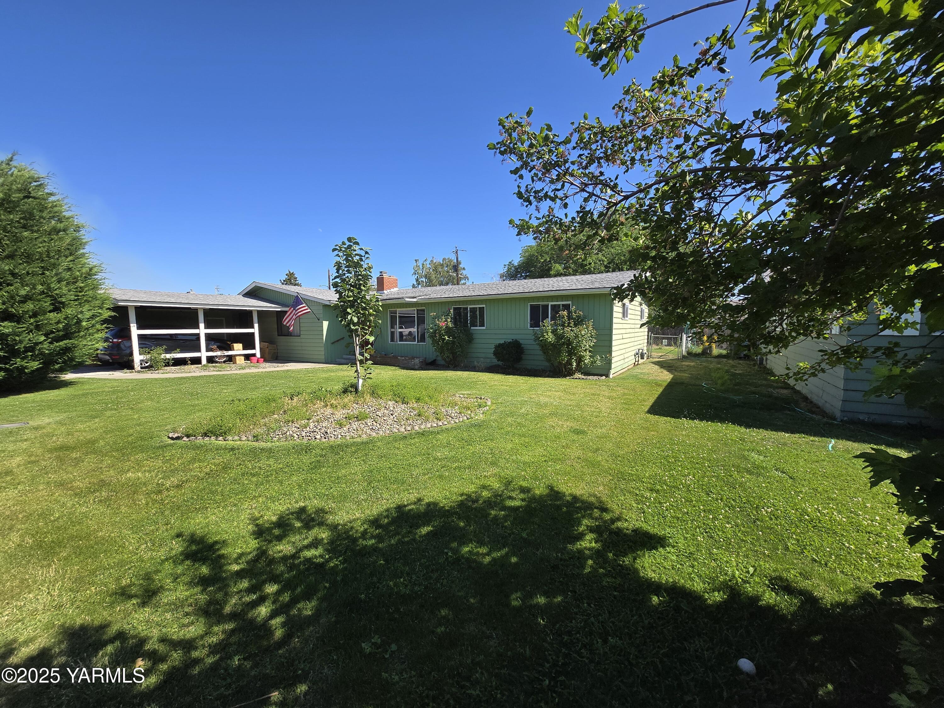 Property Photo: 3204 W Viola Ave WA 98902