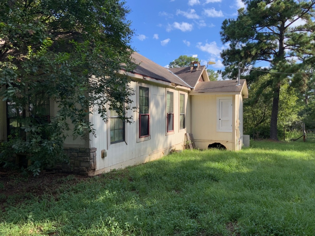 Property Photo: 810 Pine Valley Loop TX 78957