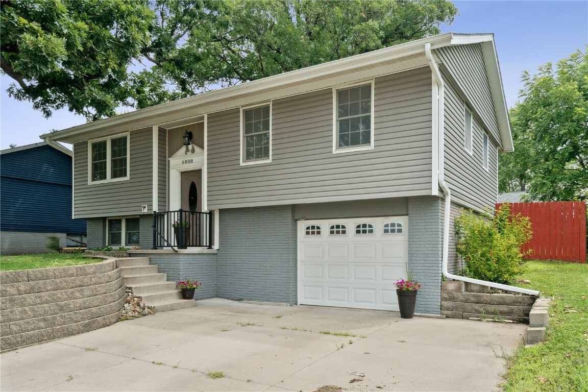 Property Photo: 6808 Kelburn Lane NE IA 52402