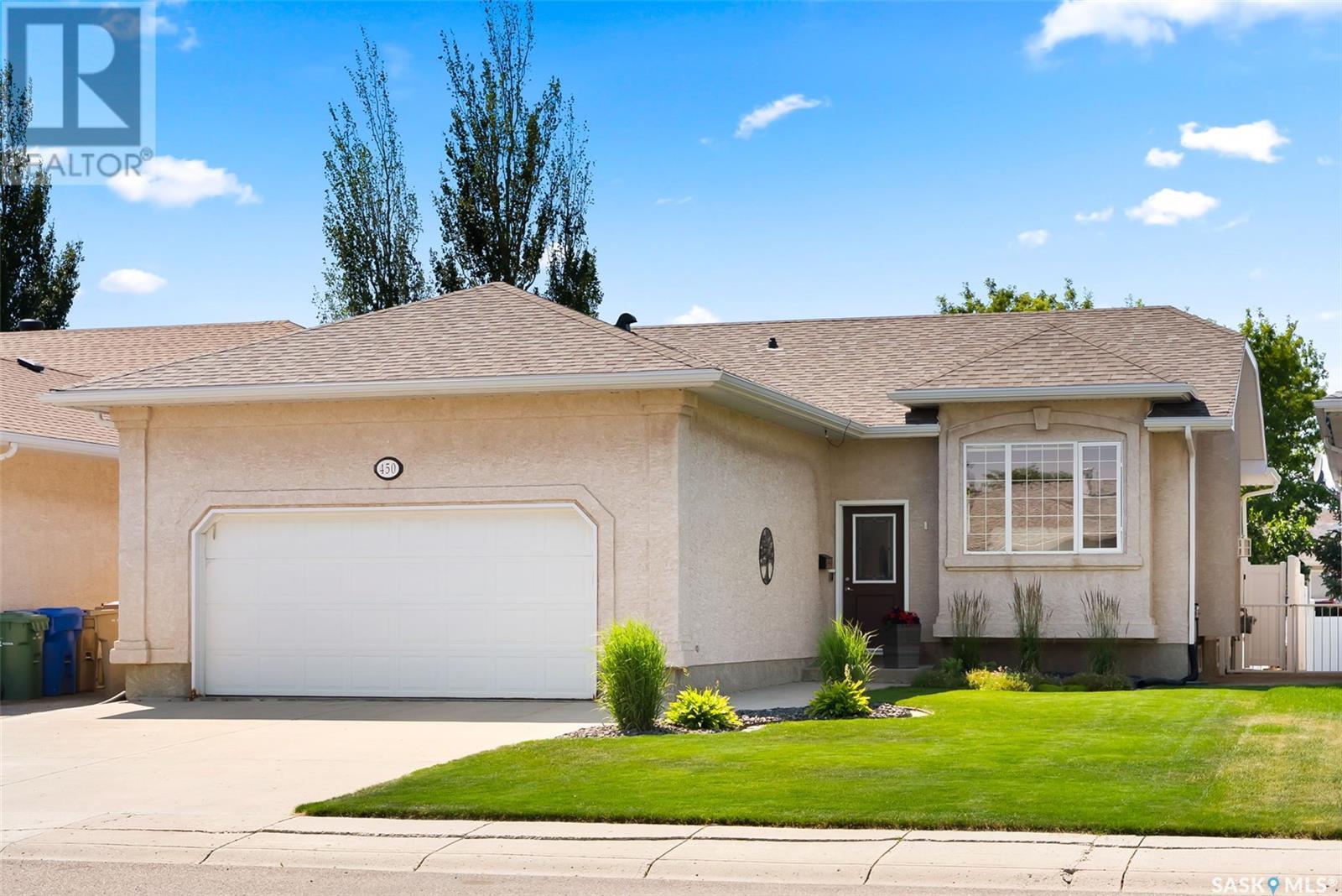 Property Photo: 450 Fairway Road N SK S4Y 1A2
