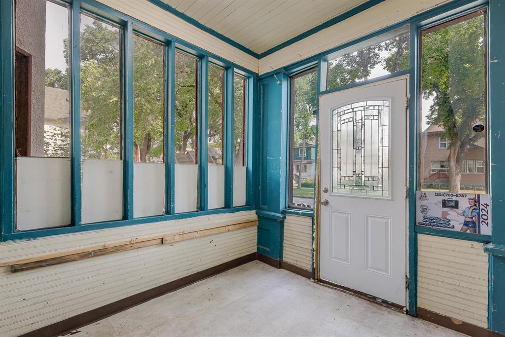 Property Photo: 438 St John'S Avenue MB R2W 1H7